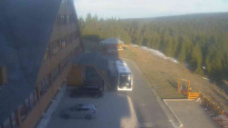 Parkoviště a hlavní vchod