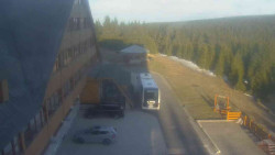 Parkoviště a hlavní vchod