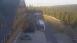 Parkoviště a hlavní vchod