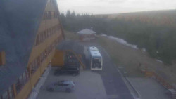 Parkoviště a hlavní vchod