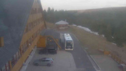 Parkoviště a hlavní vchod