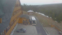 Parkoviště a hlavní vchod