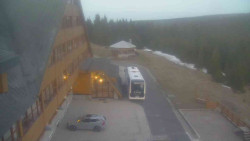 Parkoviště a hlavní vchod