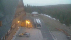 Parkoviště a hlavní vchod