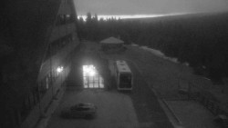 Parkoviště a hlavní vchod