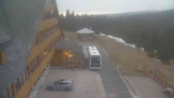 Parkoviště a hlavní vchod