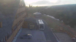 Parkoviště a hlavní vchod