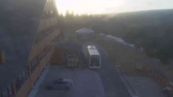 Parkoviště a hlavní vchod