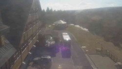 Parkoviště a hlavní vchod