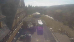 Parkoviště a hlavní vchod