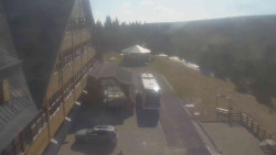 Parkoviště a hlavní vchod