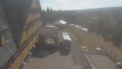 Parkoviště a hlavní vchod