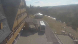 Parkoviště a hlavní vchod