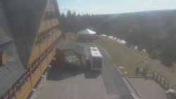 Parkoviště a hlavní vchod