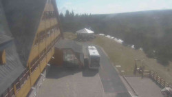 Parkoviště a hlavní vchod