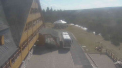 Parkoviště a hlavní vchod