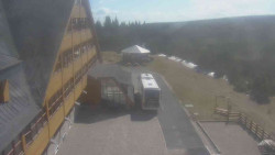 Parkoviště a hlavní vchod