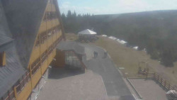 Parkoviště a hlavní vchod