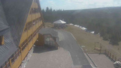 Parkoviště a hlavní vchod