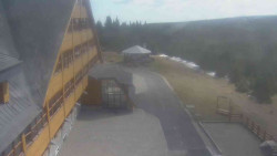 Parkoviště a hlavní vchod