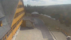 Parkoviště a hlavní vchod