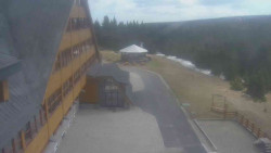 Parkoviště a hlavní vchod