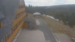 Parkoviště a hlavní vchod