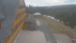 Parkoviště a hlavní vchod