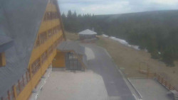 Parkoviště a hlavní vchod