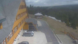 Parkoviště a hlavní vchod