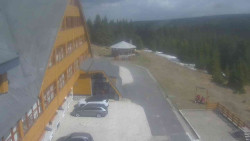 Parkoviště a hlavní vchod