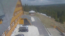 Parkoviště a hlavní vchod