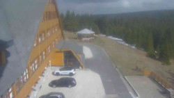 Parkoviště a hlavní vchod