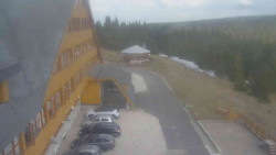 Parkoviště a hlavní vchod