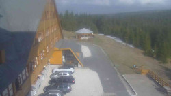 Parkoviště a hlavní vchod