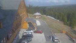 Parkoviště a hlavní vchod