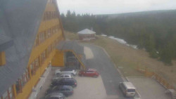 Parkoviště a hlavní vchod