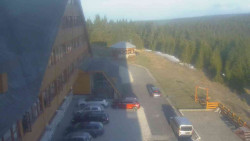 Parkoviště a hlavní vchod