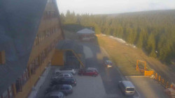 Parkoviště a hlavní vchod