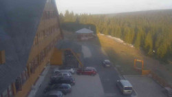 Parkoviště a hlavní vchod