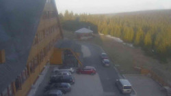 Parkoviště a hlavní vchod