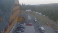 Parkoviště a hlavní vchod