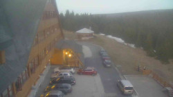 Parkoviště a hlavní vchod