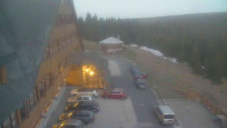 Parkoviště a hlavní vchod