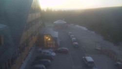 Parkoviště a hlavní vchod