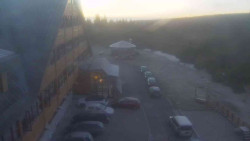 Parkoviště a hlavní vchod