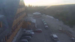 Parkoviště a hlavní vchod