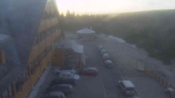 Parkoviště a hlavní vchod