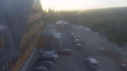 Parkoviště a hlavní vchod