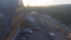 Parkoviště a hlavní vchod